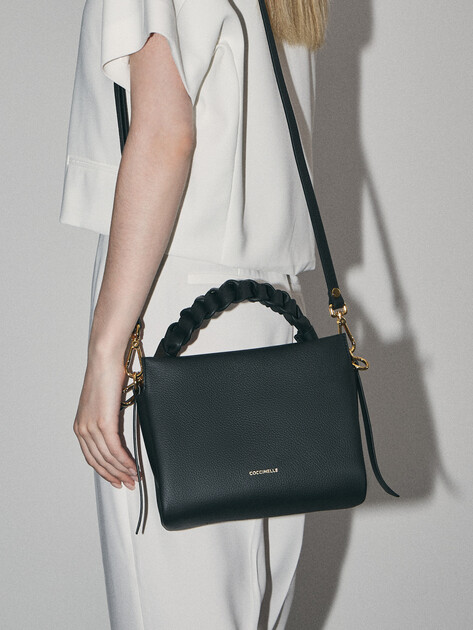 Женская сумка COCCINELLE HANDBAG DOUBLE GRAINY LEATHER, Артикул E1 M50 58 01 01, черный | 4818816. Ракурс 5 Женская сумка COCCINELLE HANDBAG DOUBLE GRAINY LEATHER, Артикул E1 M50 58 01 01, черный | 4818816. Ракурс 5