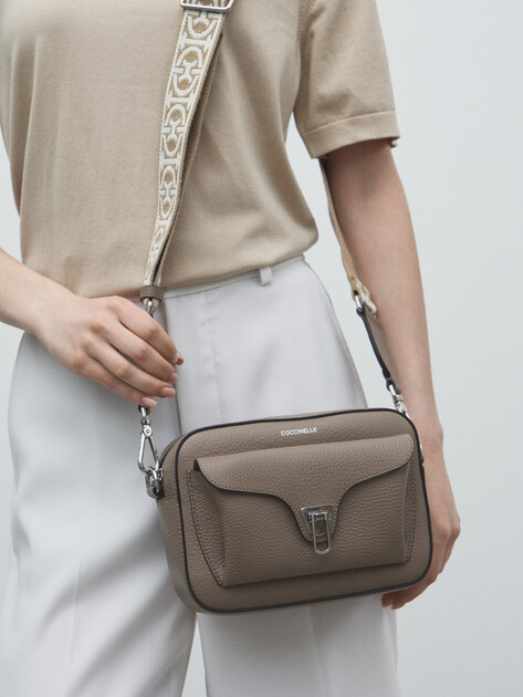 Кросс-боди COCCINELLE HANDBAG GRAINED LEATHER / WARM, Артикул E1 NOF 15 02 02, пыльно-бежевый | 4818820. Ракурс 5 Кросс-боди COCCINELLE HANDBAG GRAINED LEATHER / WARM, Артикул E1 NOF 15 02 02, пыльно-бежевый | 4818820. Ракурс 5