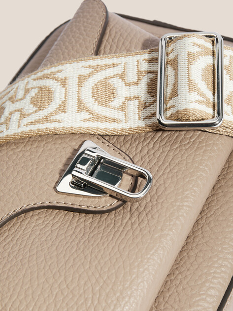 Кросс-боди COCCINELLE HANDBAG GRAINED LEATHER / WARM, Артикул E1 NOF 15 02 02, пыльно-бежевый | 4818820. Ракурс 2 Кросс-боди COCCINELLE HANDBAG GRAINED LEATHER / WARM, Артикул E1 NOF 15 02 02, пыльно-бежевый | 4818820. Ракурс 2