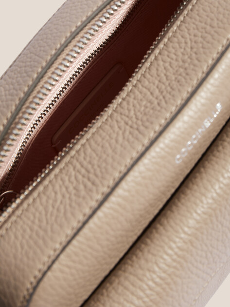 Кросс-боди COCCINELLE HANDBAG GRAINED LEATHER / WARM, Артикул E1 NOF 15 02 02, пыльно-бежевый | 4818820. Ракурс 4 Кросс-боди COCCINELLE HANDBAG GRAINED LEATHER / WARM, Артикул E1 NOF 15 02 02, пыльно-бежевый | 4818820. Ракурс 4