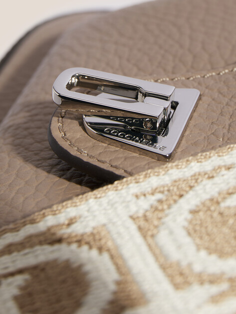 Кросс-боди COCCINELLE HANDBAG GRAINED LEATHER / NOIR, Артикул E1 NOF 55 04 02, пыльно-бежевый | 4818873. Ракурс 2