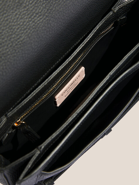 Женская сумка COCCINELLE HANDBAG GRAINED LEATHER / COGN, Артикул E1 SSL 12 03 01, черный | 4819563. Ракурс 4 Женская сумка COCCINELLE HANDBAG GRAINED LEATHER / COGN, Артикул E1 SSL 12 03 01, черный | 4819563. Ракурс 4