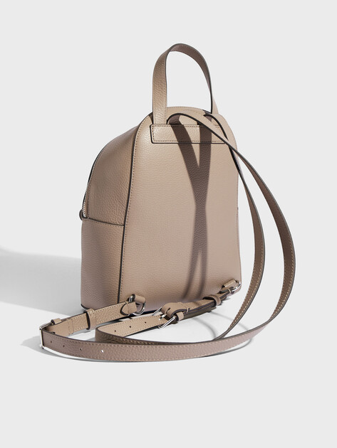 Женский рюкзак COCCINELLE HANDBAG GRAINED LEATHER / NOIR, Артикул E1 TFK 14 01 02, пыльно-бежевый | 4822289. Ракурс 3
