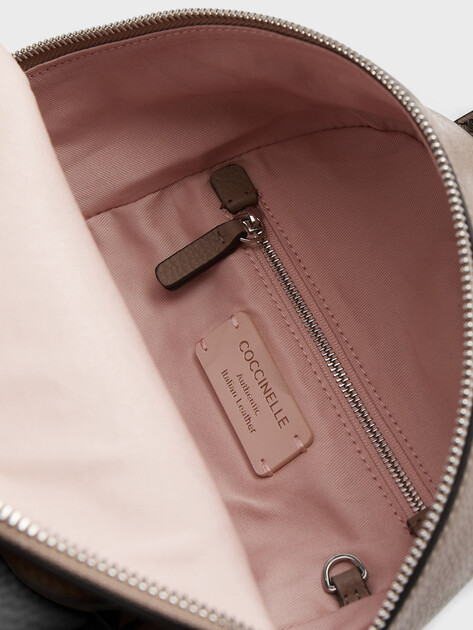 Женский рюкзак COCCINELLE HANDBAG GRAINED LEATHER / NOIR, Артикул E1 TFK 14 01 02, пыльно-бежевый | 4822289. Ракурс 4