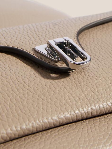 Женский рюкзак COCCINELLE HANDBAG GRAINED LEATHER / NOIR, Артикул E1 TFK 14 01 02, пыльно-бежевый | 4822289. Ракурс 2