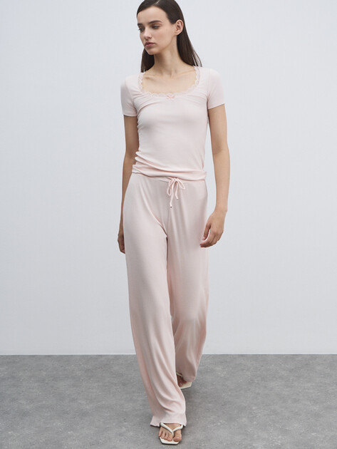 Женские брюки GUESS LIA LOUNGE PANTS, Артикул O5GB00KCQ72, светло-розовый | 4833721. Ракурс 2 Женские брюки GUESS LIA LOUNGE PANTS, Артикул O5GB00KCQ72, светло-розовый | 4833721. Ракурс 2