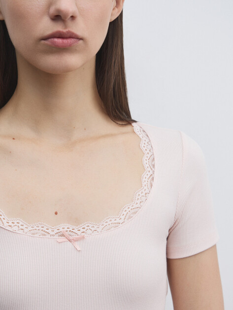 Женская футболка GUESS LIA SS TOP, Артикул O5GP02KCQ72, светло-розовый | 4835465. Ракурс 3