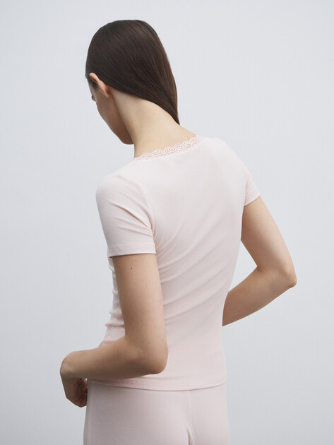 Женская футболка GUESS LIA SS TOP, Артикул O5GP02KCQ72, светло-розовый | 4835465. Ракурс 4