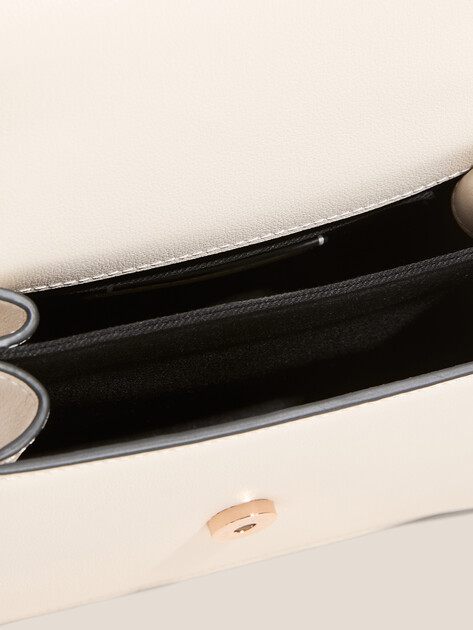 Женская сумка KARL LAGERFELD k/signature 2.0 sm crossbody, Артикул A1W30038, молочно-белый | 4839421. Ракурс 4 Женская сумка KARL LAGERFELD k/signature 2.0 sm crossbody, Артикул A1W30038, молочно-белый | 4839421. Ракурс 4