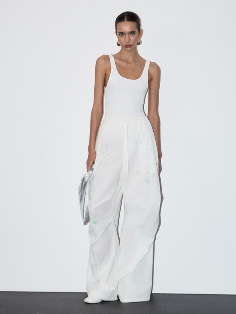 Женские широкие брюки  MM6 MAISON MARGIELA, Артикул S62KB0240, молочно-белый | 4853856. Ракурс 2