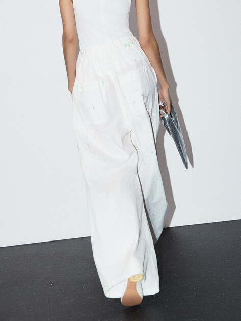 Женские широкие брюки  MM6 MAISON MARGIELA, Артикул S62KB0240, молочно-белый | 4853856. Ракурс 4