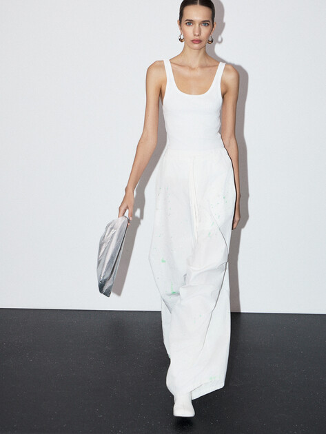 Женские широкие брюки  MM6 MAISON MARGIELA, Артикул S62KB0240, молочно-белый | 4853856. Ракурс 6