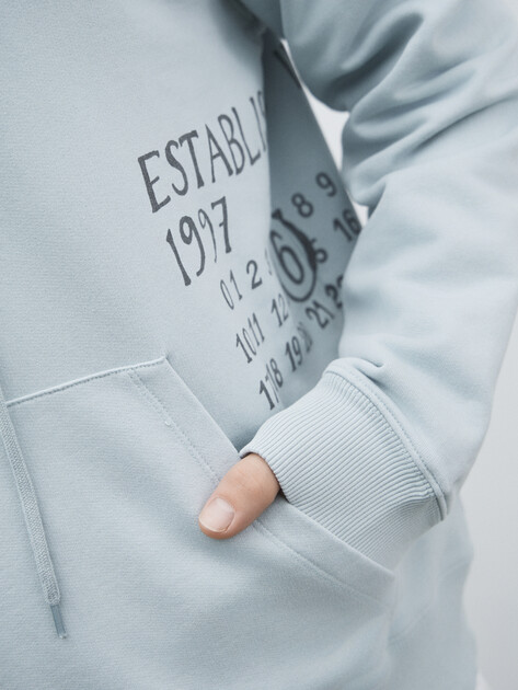 Мужское худи MM6 MAISON MARGIELA, Артикул SH0GU0026, серовато-голубой | 4854272. Ракурс 3