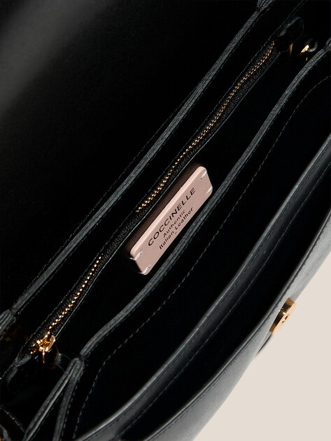 Женская сумка  COCCINELLE HANDBAG CALF SMOOTH LEATHER, Артикул E1 SSK 12 03 01, черный | 4854341. Ракурс 4