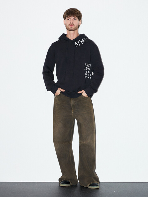 Мужское худи MM6 MAISON MARGIELA, Артикул SH0GU0026, черный | 4855420. Ракурс 2 Мужское худи MM6 MAISON MARGIELA, Артикул SH0GU0026, черный | 4855420. Ракурс 2