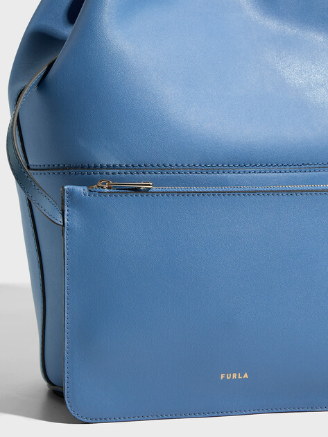 Женская сумка  FURLA, Артикул FURLA SFERA S BUCKET BAG 26, синий | 4857786. Ракурс 2