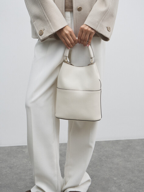 Женская сумка FURLA, Артикул FURLA SFERA S BUCKET BAG 23, молочно-белый | 4858211. Ракурс 5 Женская сумка FURLA, Артикул FURLA SFERA S BUCKET BAG 23, молочно-белый | 4858211. Ракурс 5