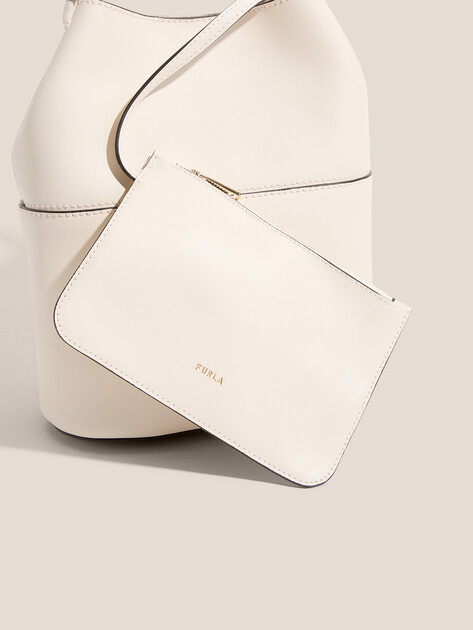 Женская сумка FURLA, Артикул FURLA SFERA S BUCKET BAG 23, молочно-белый | 4858211. Ракурс 2 Женская сумка FURLA, Артикул FURLA SFERA S BUCKET BAG 23, молочно-белый | 4858211. Ракурс 2