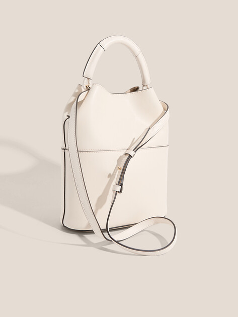 Женская сумка FURLA, Артикул FURLA SFERA S BUCKET BAG 23, молочно-белый | 4858211. Ракурс 3 Женская сумка FURLA, Артикул FURLA SFERA S BUCKET BAG 23, молочно-белый | 4858211. Ракурс 3