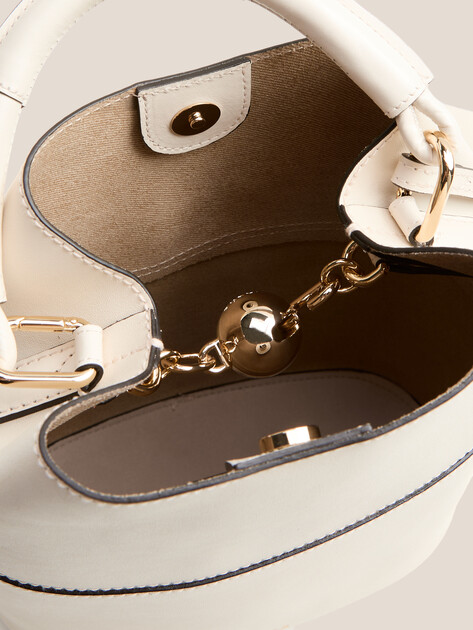 Женская сумка FURLA, Артикул FURLA SFERA S BUCKET BAG 23, молочно-белый | 4858211. Ракурс 4 Женская сумка FURLA, Артикул FURLA SFERA S BUCKET BAG 23, молочно-белый | 4858211. Ракурс 4