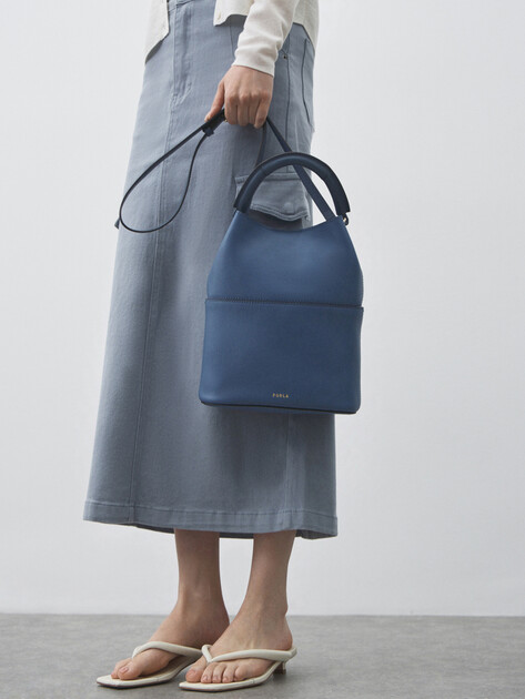 Женская сумка FURLA, Артикул FURLA SFERA S BUCKET BAG 23, синий | 4858222. Ракурс 5 Женская сумка FURLA, Артикул FURLA SFERA S BUCKET BAG 23, синий | 4858222. Ракурс 5