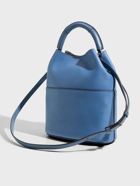 Женская сумка FURLA, Артикул FURLA SFERA S BUCKET BAG 23, синий | 4858222. Ракурс 3 Женская сумка FURLA, Артикул FURLA SFERA S BUCKET BAG 23, синий | 4858222. Ракурс 3