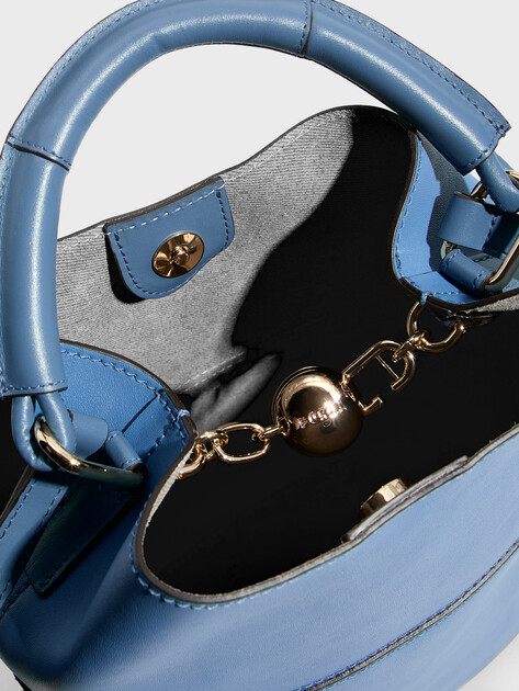 Женская сумка FURLA, Артикул FURLA SFERA S BUCKET BAG 23, синий | 4858222. Ракурс 4 Женская сумка FURLA, Артикул FURLA SFERA S BUCKET BAG 23, синий | 4858222. Ракурс 4