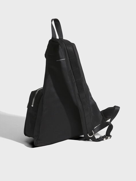 Рюкзак MM6 MAISON MARGIELA JAPANESE SLING BAG, Артикул SB5WG0019, черный | 4887711. Ракурс 3 Рюкзак MM6 MAISON MARGIELA JAPANESE SLING BAG, Артикул SB5WG0019, черный | 4887711. Ракурс 3