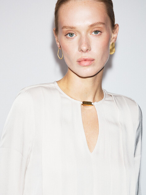 Женская блузка MARCIANO BY GUESS ANITA V NECK LS BLOUSE, Артикул 5YGH147356A, серо-бежевый | 4889876. Ракурс 3