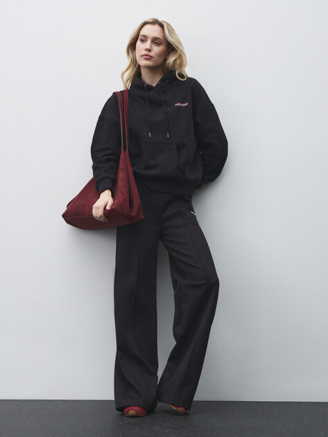 Женские брюки GUESS CARMEN WIDE LEG PANTS, Артикул V5YB03KCX22, черный | 4890239. Ракурс 2 Женские брюки GUESS CARMEN WIDE LEG PANTS, Артикул V5YB03KCX22, черный | 4890239. Ракурс 2