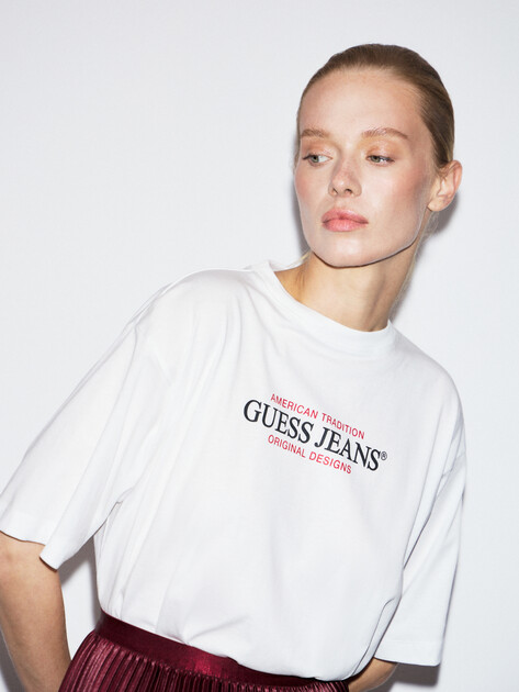 Женская футболка GUESS JEANS GJ SS CN OS AMERICAN TR TEE, Артикул W4YI08K8HM0, белый | 4890964. Ракурс 3 Женская футболка GUESS JEANS GJ SS CN OS AMERICAN TR TEE, Артикул W4YI08K8HM0, белый | 4890964. Ракурс 3