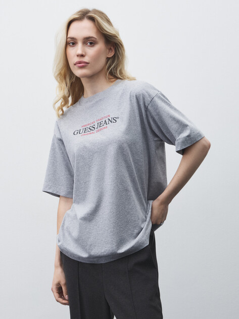 Женская футболка GUESS JEANS GJ SS CN OS AMERICAN TR TEE, Артикул W4YI08K8HM0, светло-серый | 4890971. Ракурс 5