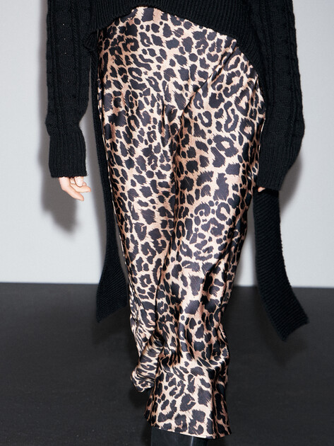 Юбка  миди GUESS SIBILLA LONG SATIN SKIRT, Артикул W5YD55WF1T2, леопардовый принт | 4891014. Ракурс 3