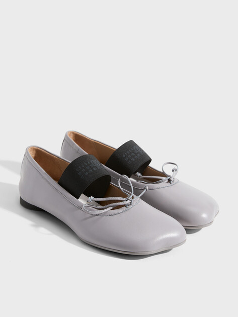 Женские балетки мэри-джейн MM6 MAISON MARGIELA, Артикул S59WZ0099, светло-серый | 4891040. Ракурс 2