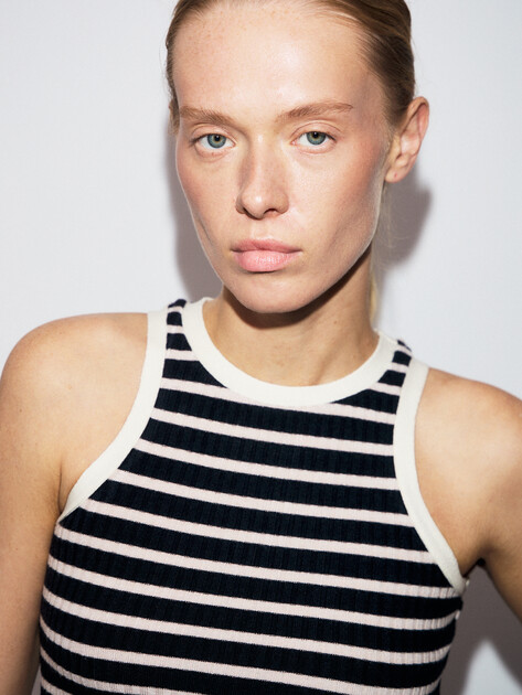 Женская майка GUESS S13X BEIGE AND OFF WHITE, Артикул W5YP47KCZ82, темно-синий | 4891155. Ракурс 3 Женская майка GUESS S13X BEIGE AND OFF WHITE, Артикул W5YP47KCZ82, темно-синий | 4891155. Ракурс 3