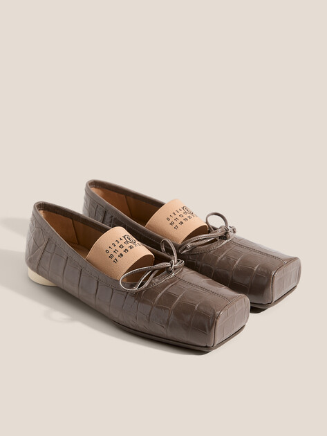 Балетки мэри-джейн MM6 MAISON MARGIELA BALLET SHOE, Артикул S59WZ0103, серо-коричневый | 4898792. Ракурс 2