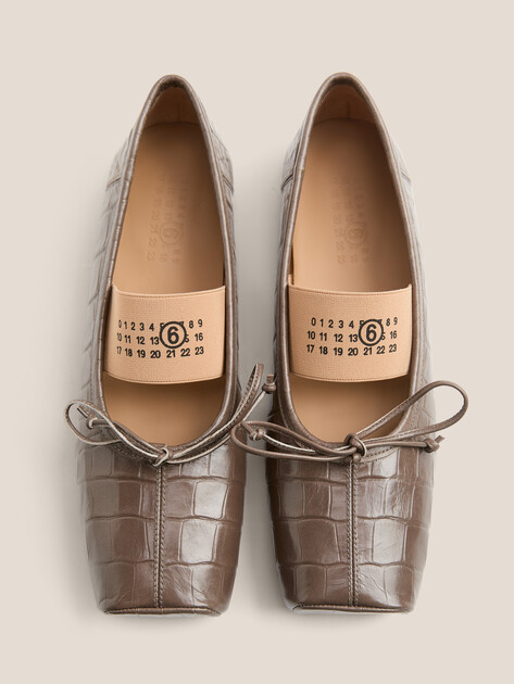 Балетки мэри-джейн MM6 MAISON MARGIELA BALLET SHOE, Артикул S59WZ0103, серо-коричневый | 4898792. Ракурс 4