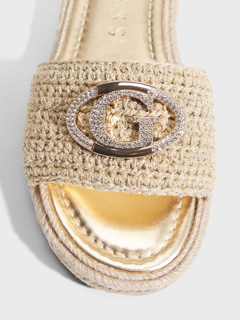 Женские шлепанцы GUESS KAYLIS, Артикул FLJKLIFAB03, золотой | 4906249. Ракурс 3