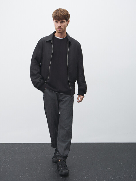 Мужская футболка GUESS JEANS GJ SS CN OS LOGO EMB TEE, Артикул M4YI44K8FQ4, черный | 4908016. Ракурс 2