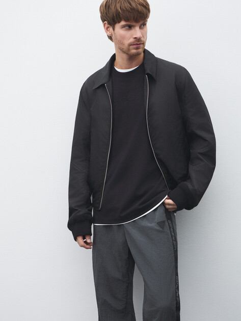 Мужская футболка GUESS JEANS GJ SS CN OS LOGO EMB TEE, Артикул M4YI44K8FQ4, черный | 4908016. Ракурс 5