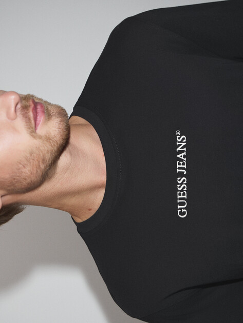 Мужской лонгслив GUESS JEANS GJ LS CN REG EMBRO TEE, Артикул M5RI84K8HM0, черный | 4908046. Ракурс 3