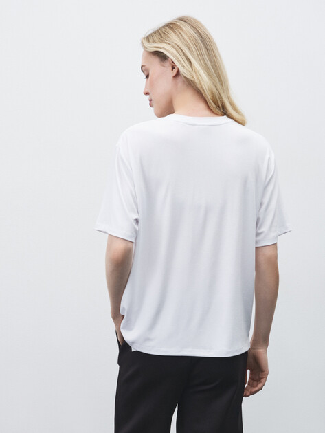 Женская футболка GUESS CARLA SS BOXY TEE, Артикул V5YI05KCOA2, белый | 4908936. Ракурс 4 Женская футболка GUESS CARLA SS BOXY TEE, Артикул V5YI05KCOA2, белый | 4908936. Ракурс 4