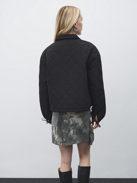 Женская куртка GUESS BIANCA PUFFER QUILTED JACKET, Артикул V5YL13WHE92, черный | 4908952. Ракурс 4 Женская куртка GUESS BIANCA PUFFER QUILTED JACKET, Артикул V5YL13WHE92, черный | 4908952. Ракурс 4