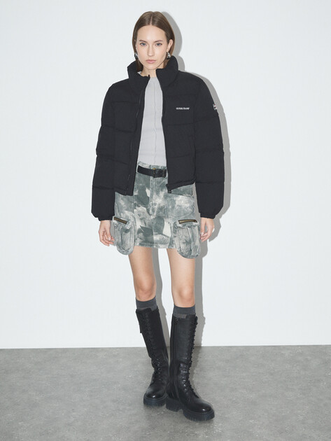 Женский пуховик GUESS JEANS GJ CROPPED PUFFER, Артикул W4BL20WGII2, черный | 4908958. Ракурс 2