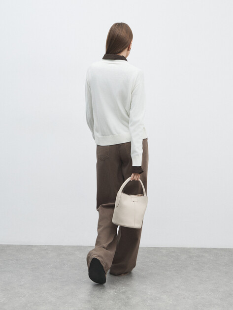 Женский кардиган GUESS JEANS GJ LS VN MINI TRIANGLE CARDI, Артикул W4BR16Z3HO2, молочно-белый | 4909001. Ракурс 4 Женский кардиган GUESS JEANS GJ LS VN MINI TRIANGLE CARDI, Артикул W4BR16Z3HO2, молочно-белый | 4909001. Ракурс 4