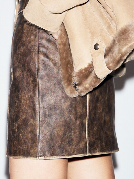 Юбка мини GUESS CHARLENE PU SKIRT, Артикул W5YD46WHDI0, коричневый | 4909397. Ракурс 3