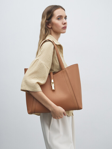 Женский тоут FURLA, Артикул FURLA GOCCIA L TOTE, светло-коричневый | 4912084. Ракурс 5