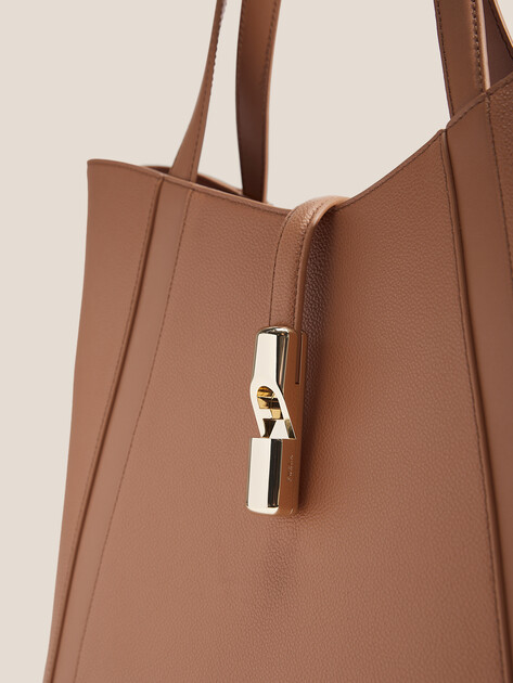 Женский тоут FURLA, Артикул FURLA GOCCIA L TOTE, светло-коричневый | 4912084. Ракурс 2