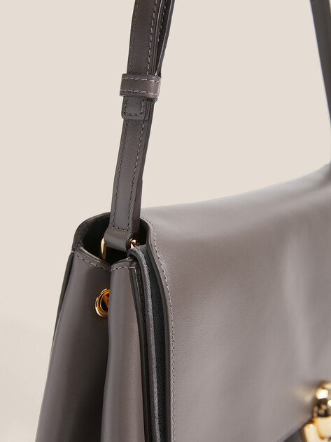 Женская сумка  FURLA, Артикул FURLA DOMUS M SHOULDER BAG 32, коричнево-серый | 4912148. Ракурс 2