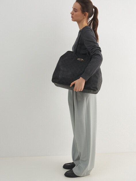 Женская дорожная сумка GUESS VICTTORIA LARGE 2 IN 1 TOTE, Артикул HWPD9514290, черный | 4913303. Ракурс 5